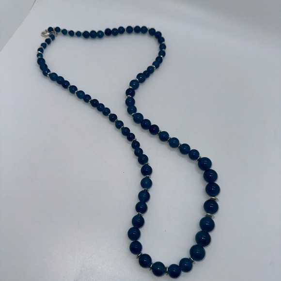 Vintage blue and silver tone glass beaded necklace - Picture 5 of 9